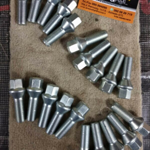 Bullone Ruota Conico per Cerchi in Lega misura 14x1,50 Lunghezza 35 mm Chiave 17 Acciaio 10.9 ( testa bulloni ) xb74