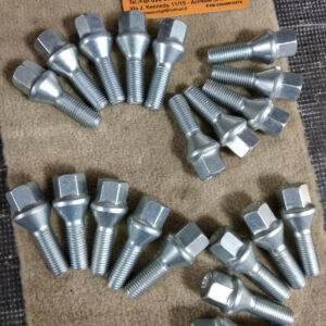 Bullone Ruota Conico per Cerchi in Lega misura 12x1,50 Lunghezza 30 mm Chiave 17 Acciaio 10.9 ( testa bulloni ) xb68