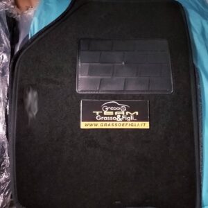 Set Tappeti Auto Lancia Ypsilon 2003 > 2011 in Moquette Nero con Rinforzo Battitacco e Velcro di fissaggio ricamato