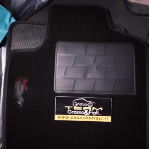 Set Tappeti Auto Lancia Ypsilon 2012 > in Moquette Nero con Rinforzo Battitacco e Velcro di fissaggio ricamato