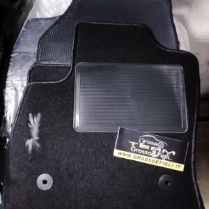 Set Tappeti Auto Fiat 500 L dal 06/ 2017 > in Moquette Nero con Rinforzo Battitacco e Velcro di fissaggio ricamato