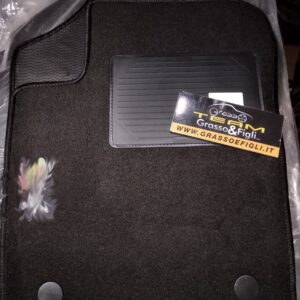 Set Tappeti Auto Fiat 500 Abarth 2007>  in Moquette Nero con Rinforzo Battitacco e Velcro di fissaggio ricamato