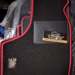Set Tappeti Auto Fiat 500 Storica F L R con logo Abarth Bordo Rosso -  Moquette Nero con Rinforzo Battitacco e Velcro di fissaggio ricamato