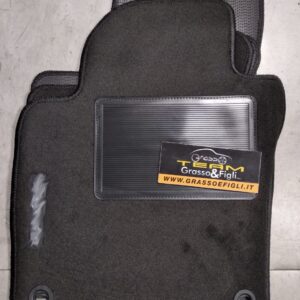 Set Tappeti Auto VW - Volkswagen Scirocco dal 2008 > -  Moquette Nero con Rinforzo Battitacco e Velcro di fissaggio ricamato