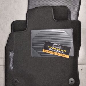 Set Tappeti Auto VW - Volkswagen Golf 7  VII -  Moquette Nero con Rinforzo Battitacco e Velcro di fissaggio ricamato