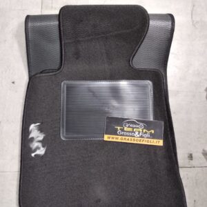 Set Tappeti Auto BMW Serie 3 E90 E91 Berlina + SW Touring dal 2005 al 2013 -  Moquette Nero con Rinforzo Battitacco e Velcro di fissaggio ricamato