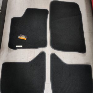 Set Tappeti Auto Suzuki Grand Vitara dal 1998 al 2005 - tappeto  Moquette Nero con Rinforzo Battitacco e Velcro di fissaggio ricamato