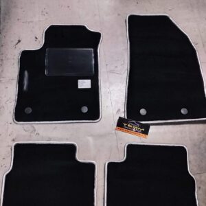 Set Tappeti Auto Alfa Romeo Giulietta in Moquette Nero con Bordo Grigio Argento Rinforzo Battitacco e Velcro di fissaggio ricamato